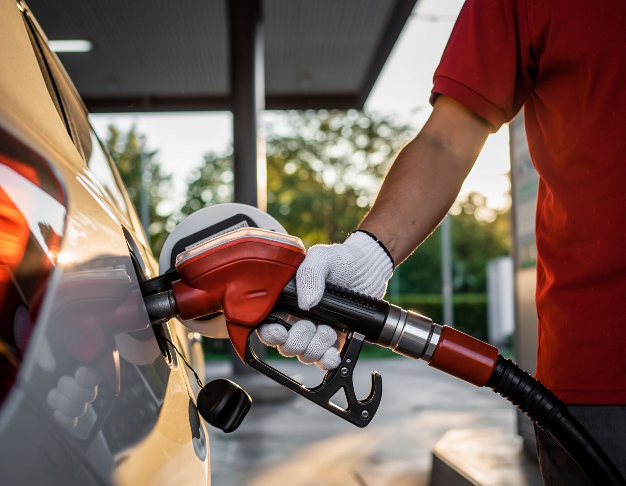給油ノズルを握って給油している様子