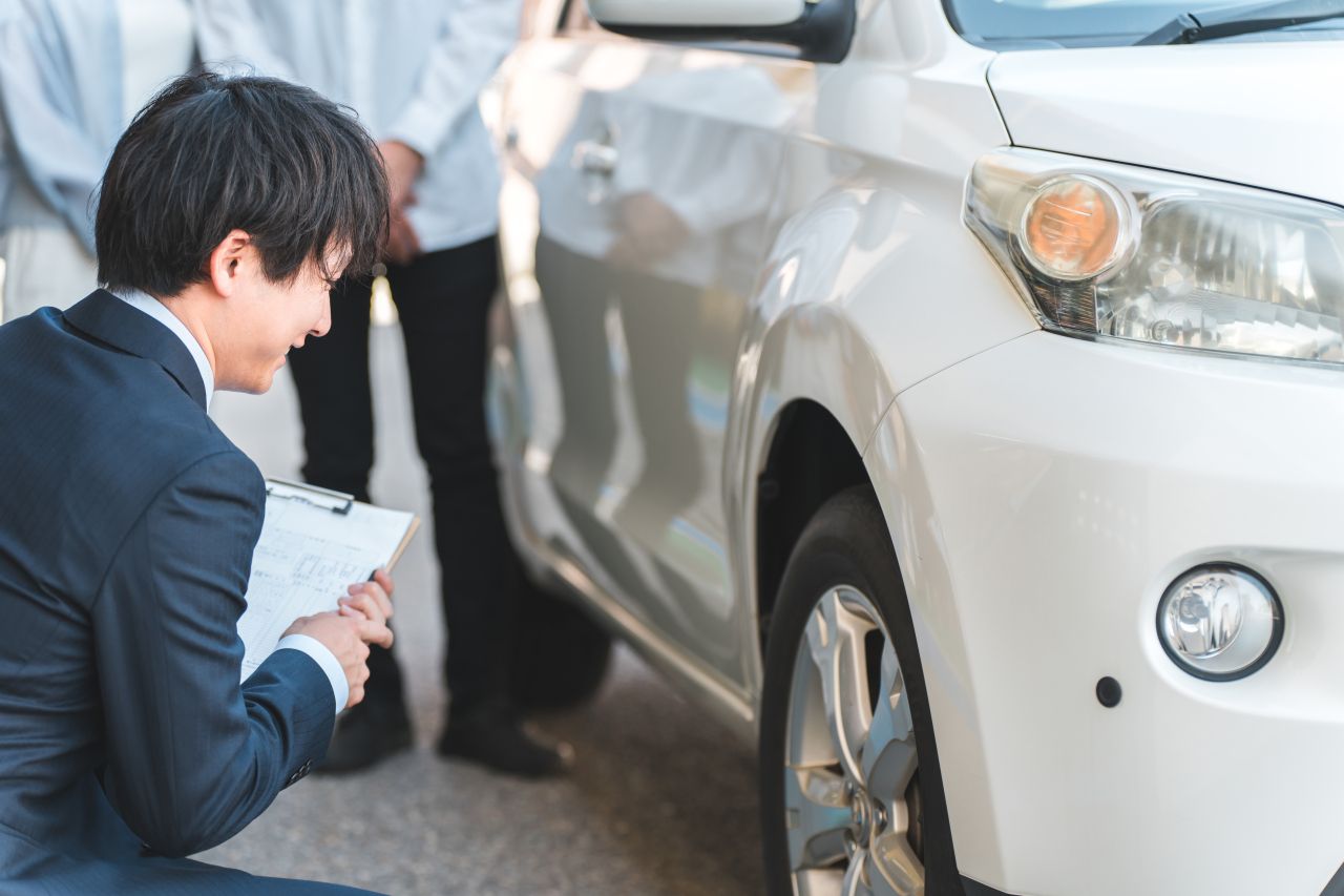 車の買取査定をしているスタッフ