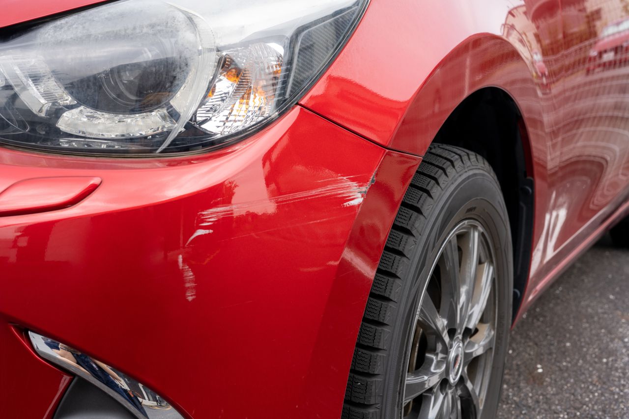 赤い車に浅いキズ